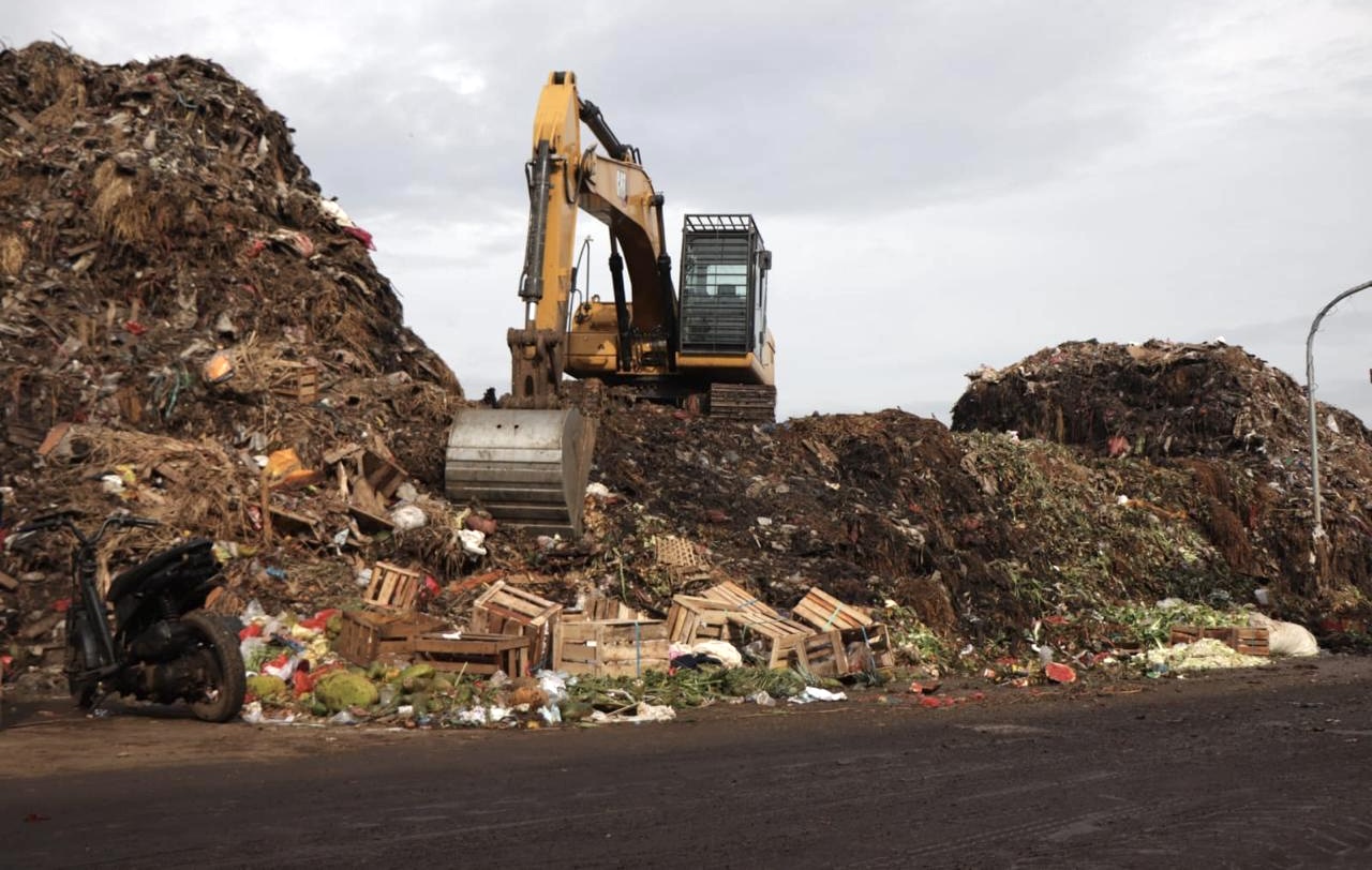 Pramono Turun Tangan, Pasar Jaya Diminta Bereskan Sampah Mengunung di Pasar Induk Kramat Jati