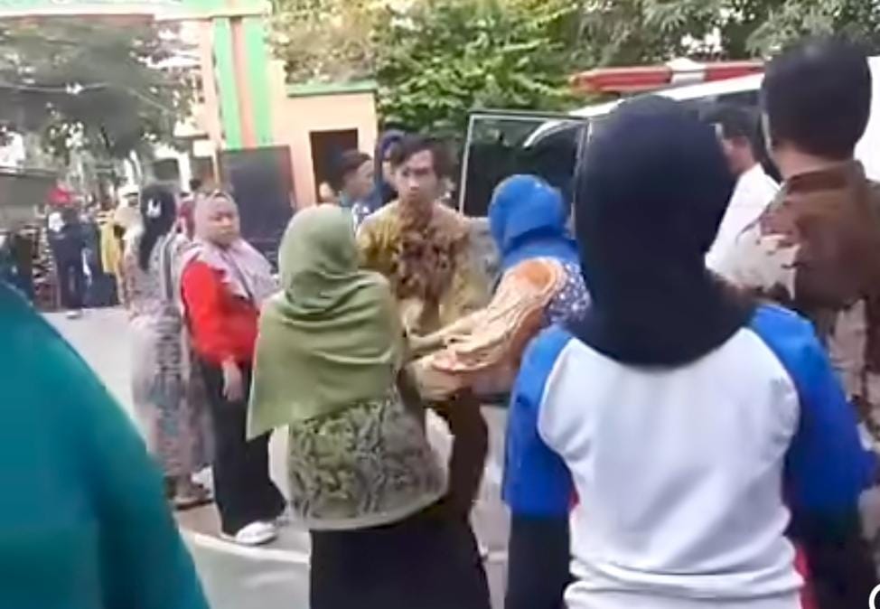 Brutal! Detik-Detik Siswa SDN Kalibaru Ditabrak Mobil Van Putih, Lagi Hening Upacara