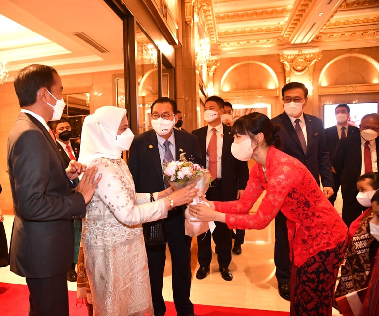 Kenakan Kebaya Merah saat Sambut Jokowi di Seoul, Dita Karang: 'Sugeng Rawuh'