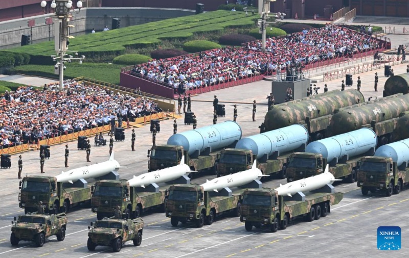 Parade Damai dengan Show Militer