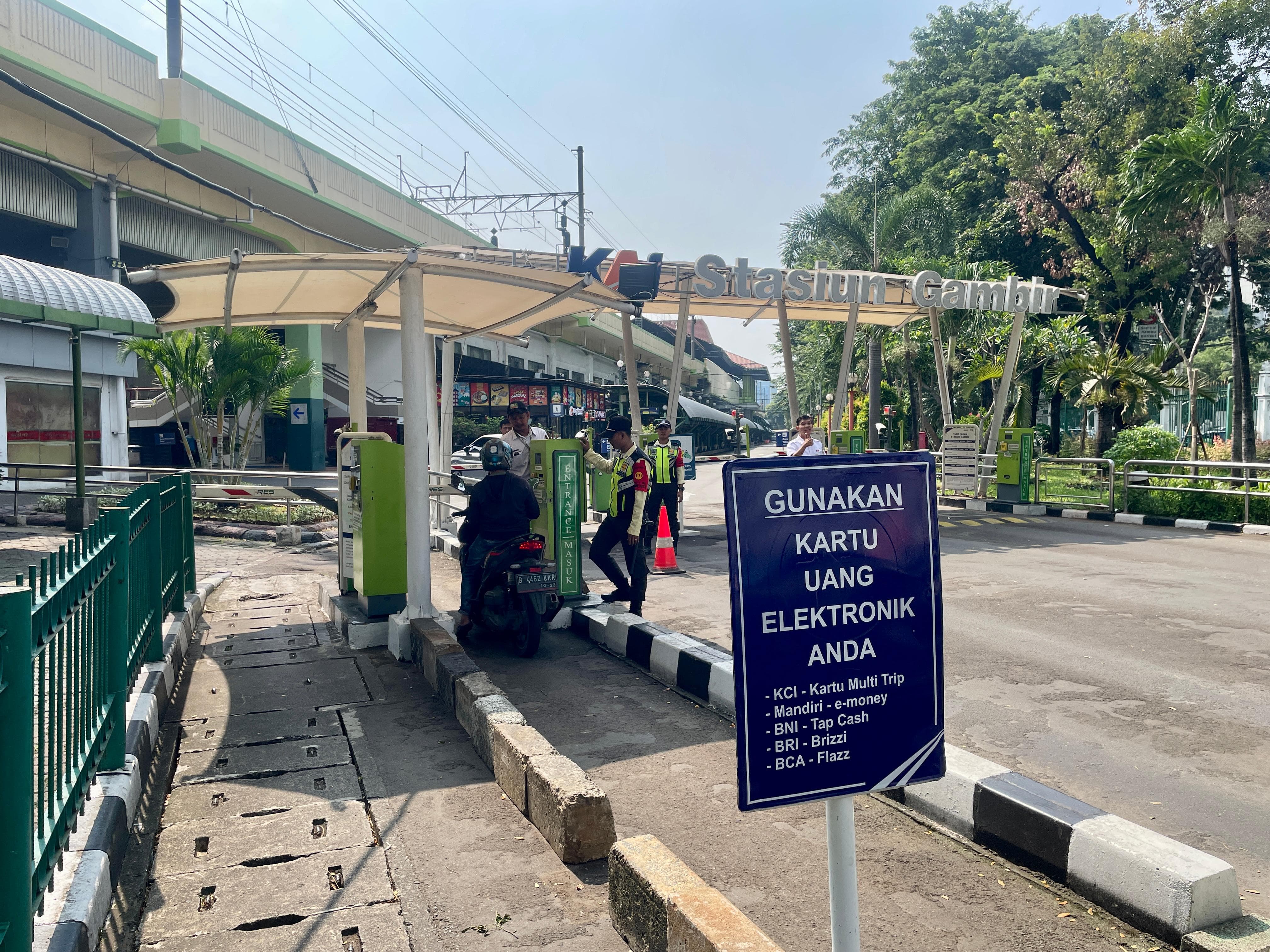 KAI Daop 1 Jakarta Dampingi Korban Kehilangan Motor di Area Parkir Stasiun Gambir 