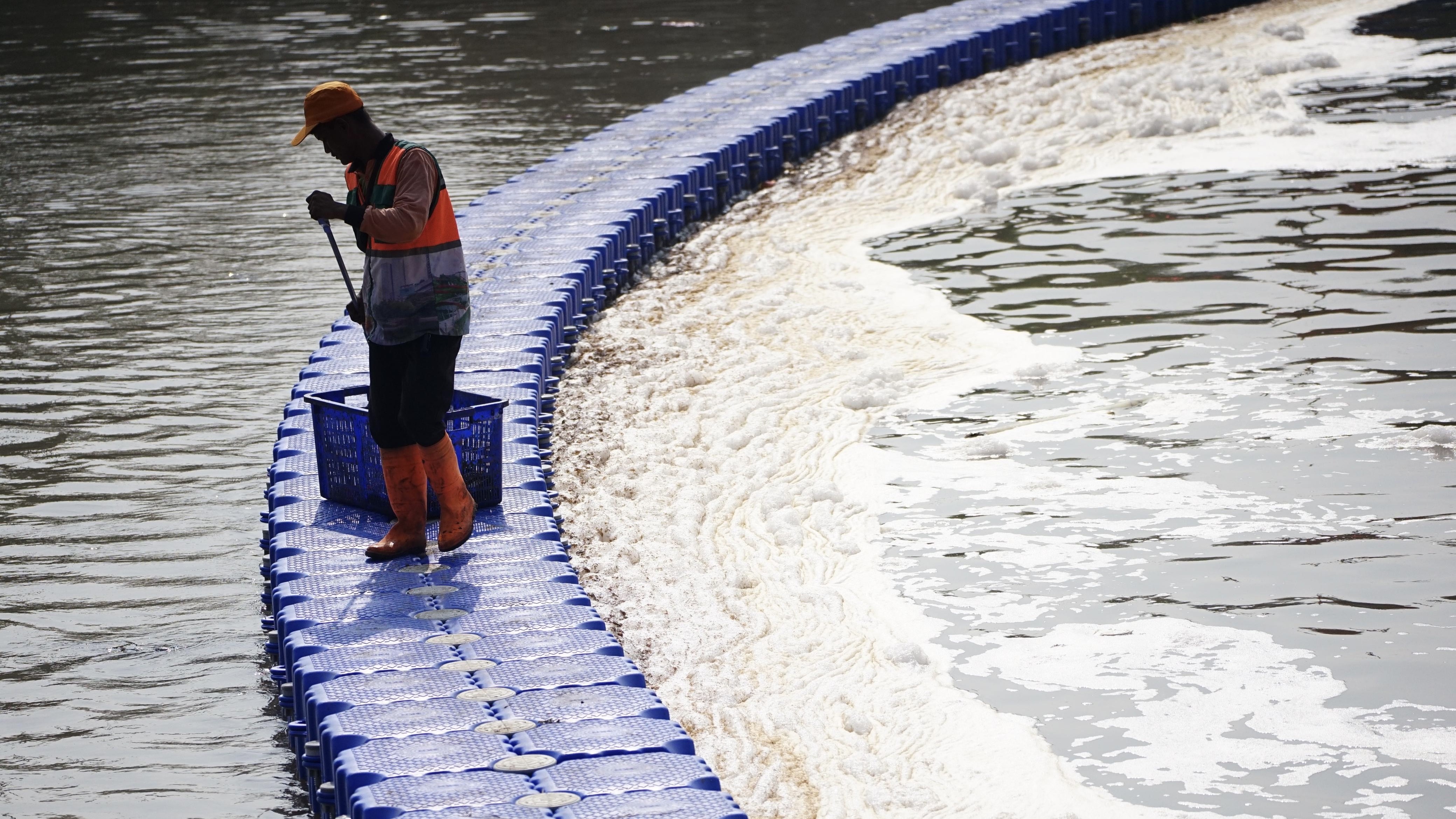 Tangani Busa 'Salju' Menumpuk di BKT, DLH DKI Gunakan Dua Metode