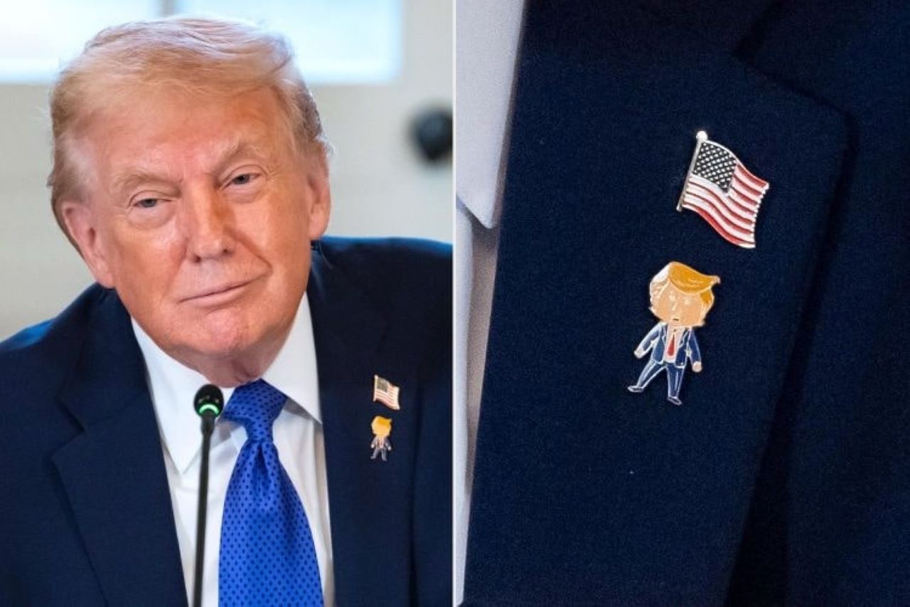 Donald Trump Pakai Pin Kecil Kartun Dirinya, Dinamai Happy Trump