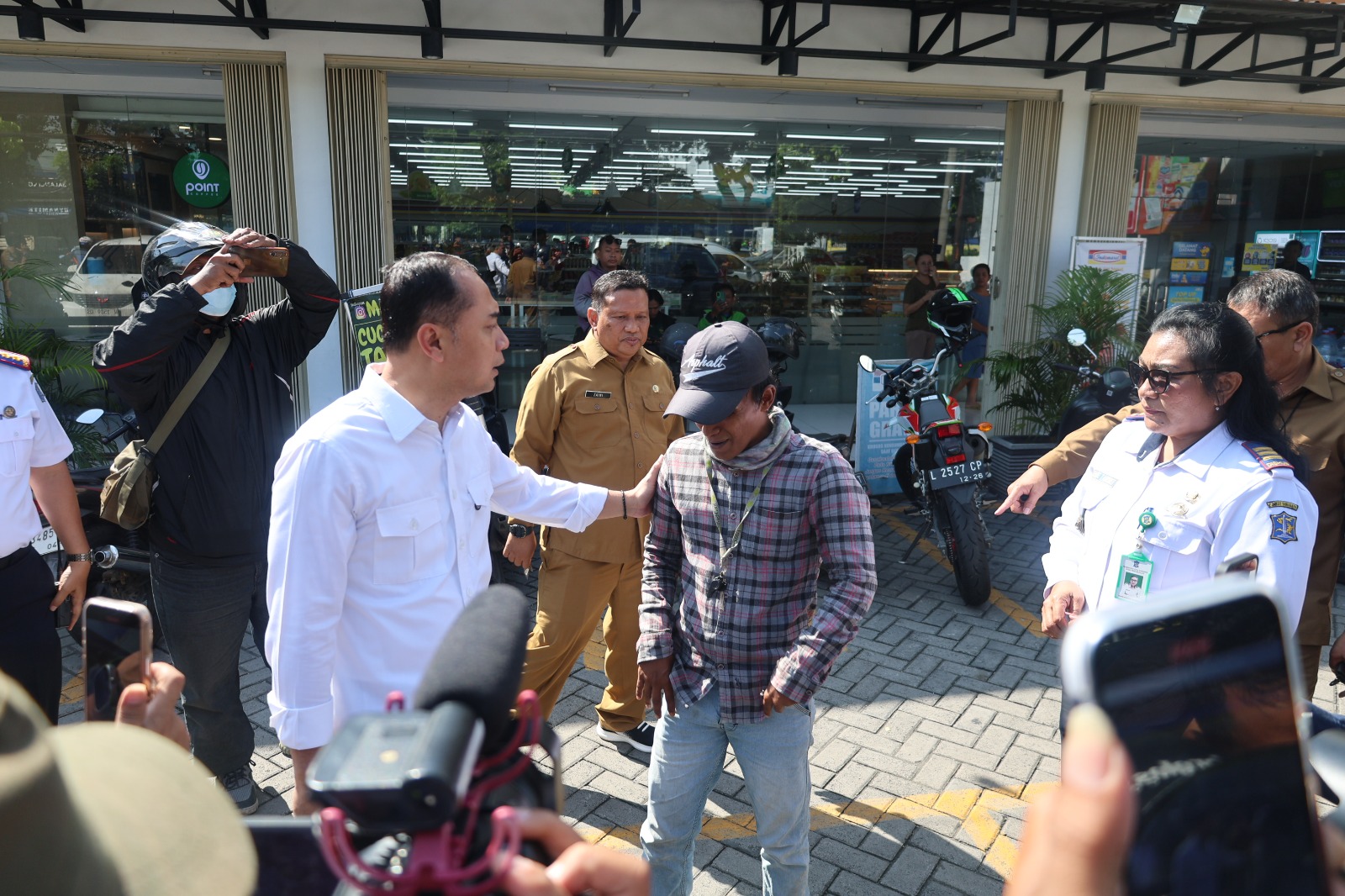 Eri Cahyadi Tertibkan Jukir Liar di Toko Modern, Ini Skema Baru Pajak Parkir di Surabaya