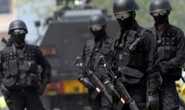 Densus 88 Tangkap Dua Terduga Teroris di Sukabumi, Barang Bukti Golok dan Sepatu Latihan Berhasil Disita