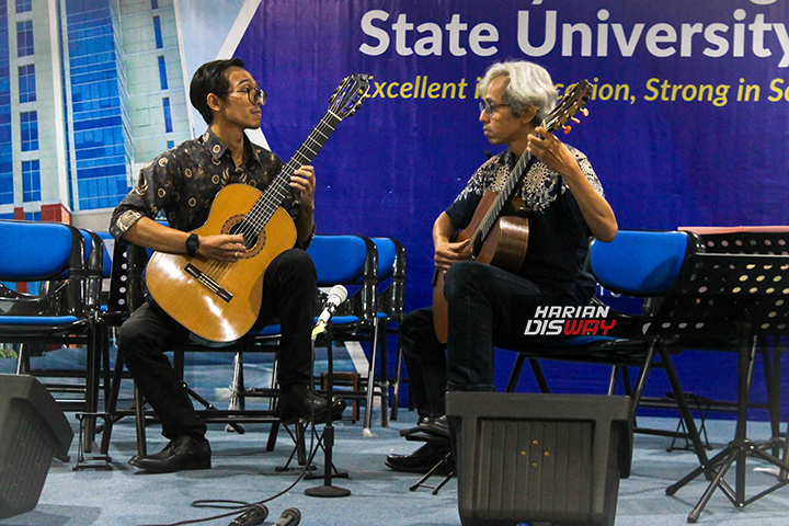 Dalam Workshop Gitar dan Konser Kolaborasi ISI-Unesa, Duet Rahmat-Bagus Memukau