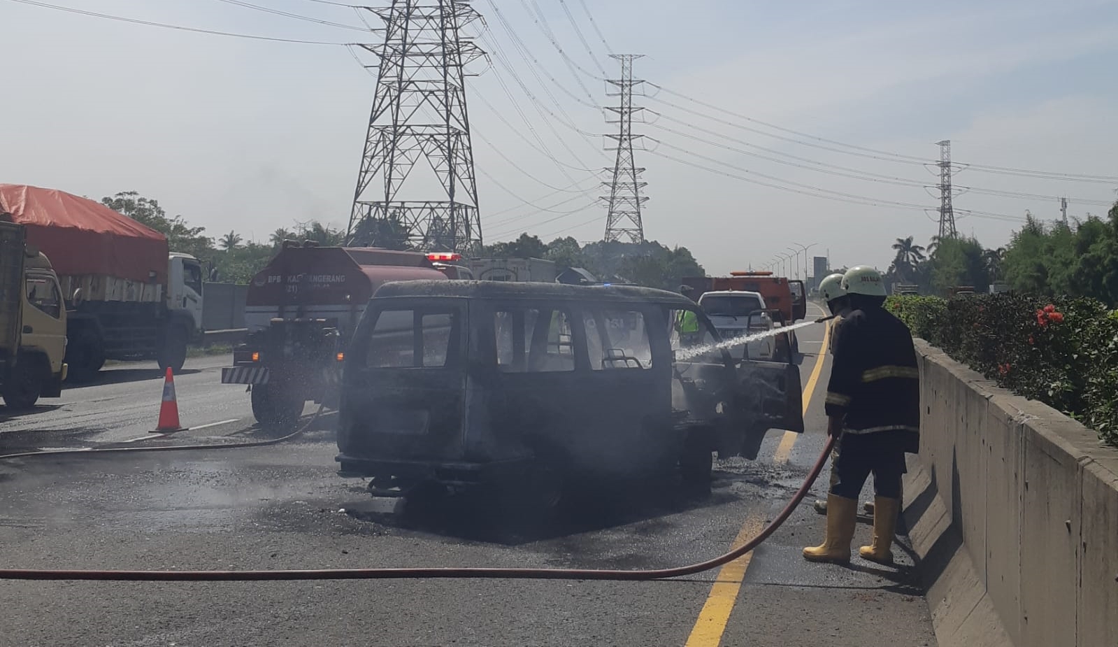 Minibus Muatan Jerigen Solar Terbakar di Tol Jakarta-Merak