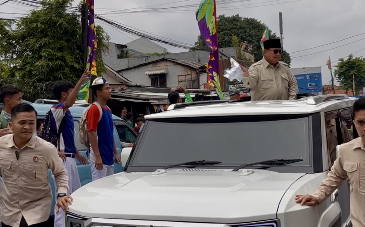 Warga Palmerah Girang saat Prabowo Bagi-Bagi Kaus di Momen Peresmian SPPG