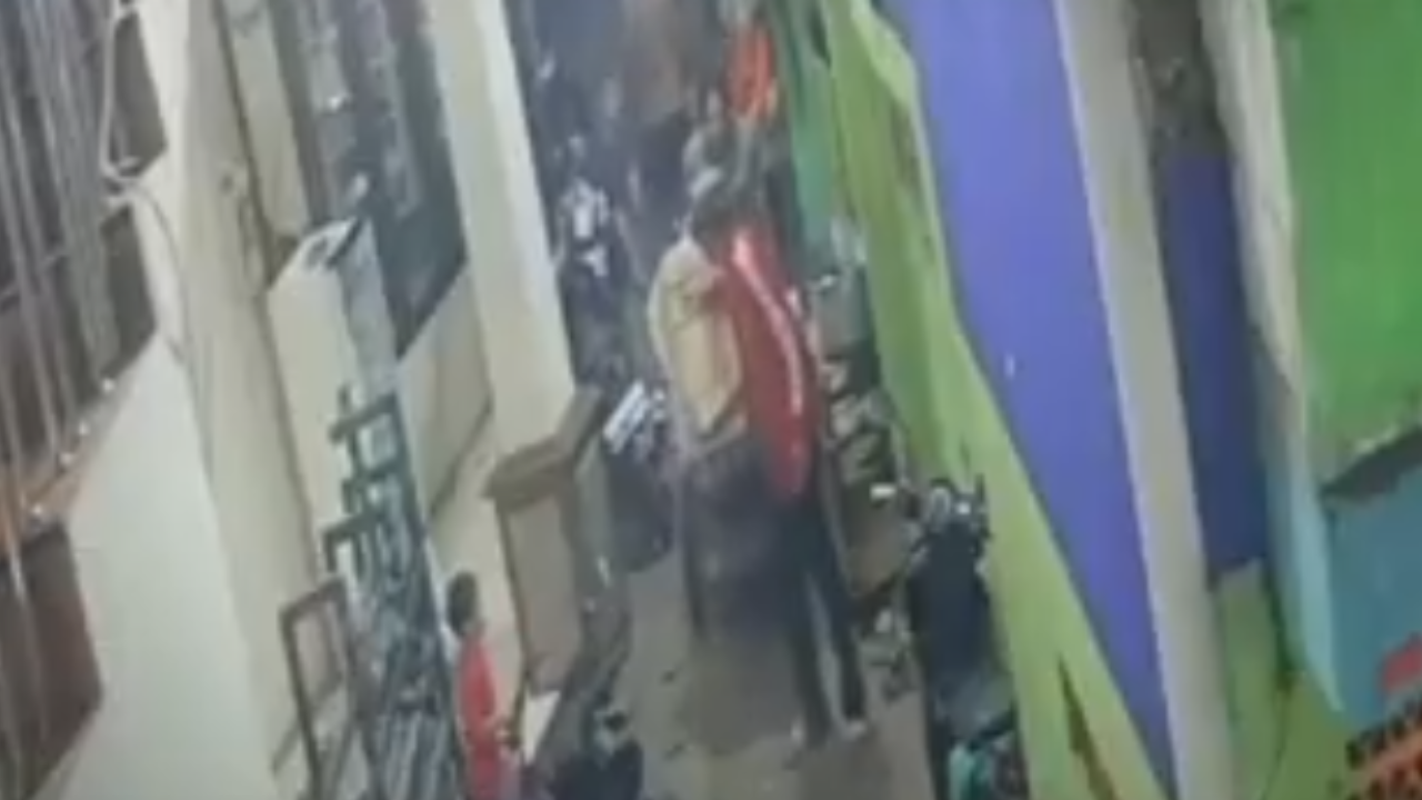 Terekam CCTV! Pelaku Buang Mayat Wanita Tanpa Kepala di Jakut Dibantu Pria Jaket Merah, Ngaku Bawa Ikan Tuna 