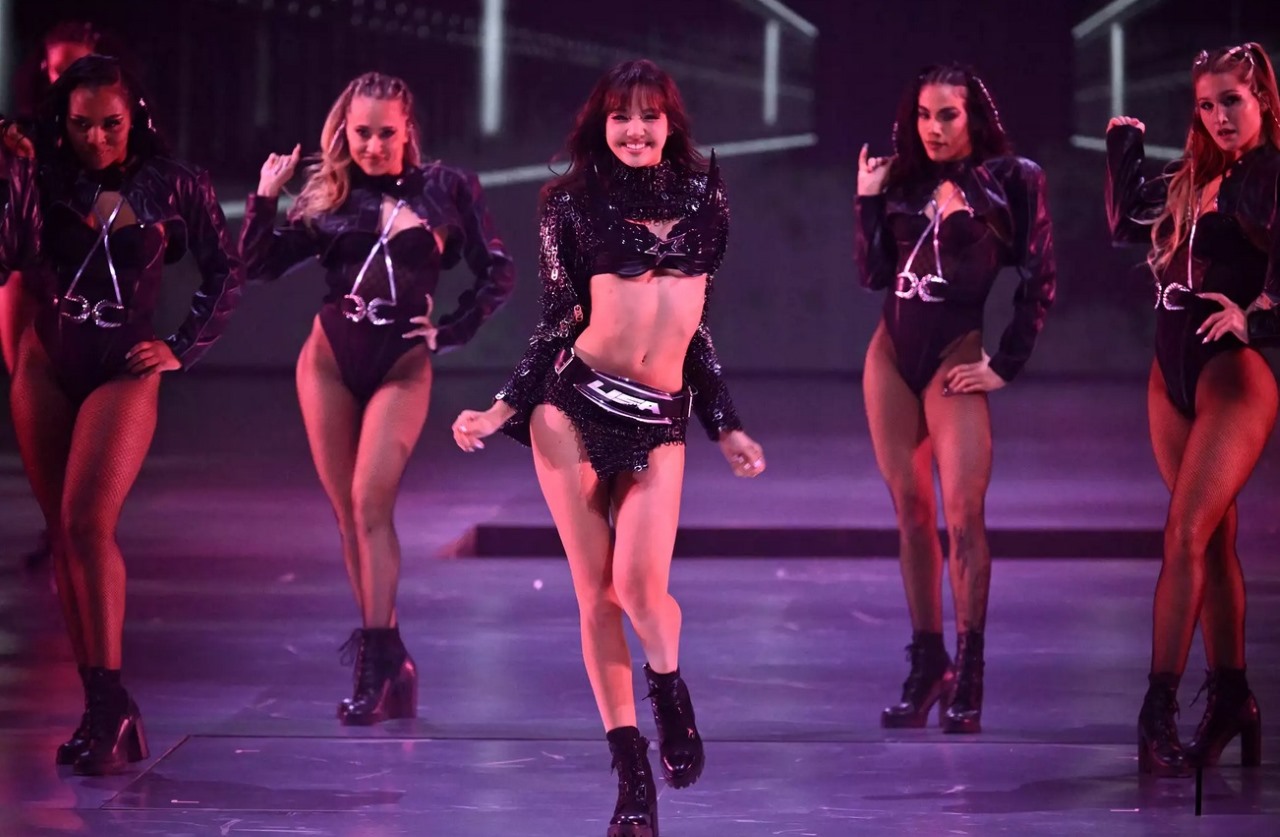 Lisa BLACKPINK Tampil Spektakuler di Victoria's Secret Fashion Show, Ini 3 Outfit Cantiknya