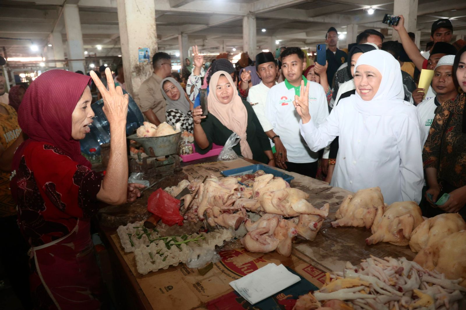 Luluk Dekati Fatayat NU, Khofifah Blusukan ke Pasar