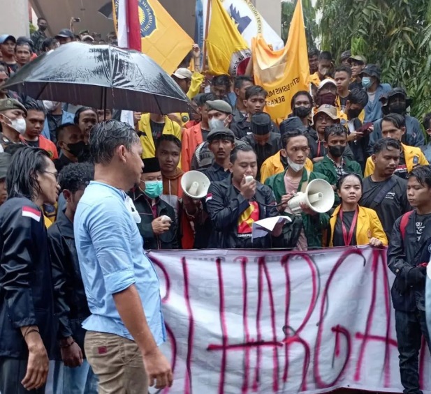 Hujan Deras, Ketua DPRD dan Plt Wali Kota Bekasi Keluar Temui Massa Demo 11 April 2022
