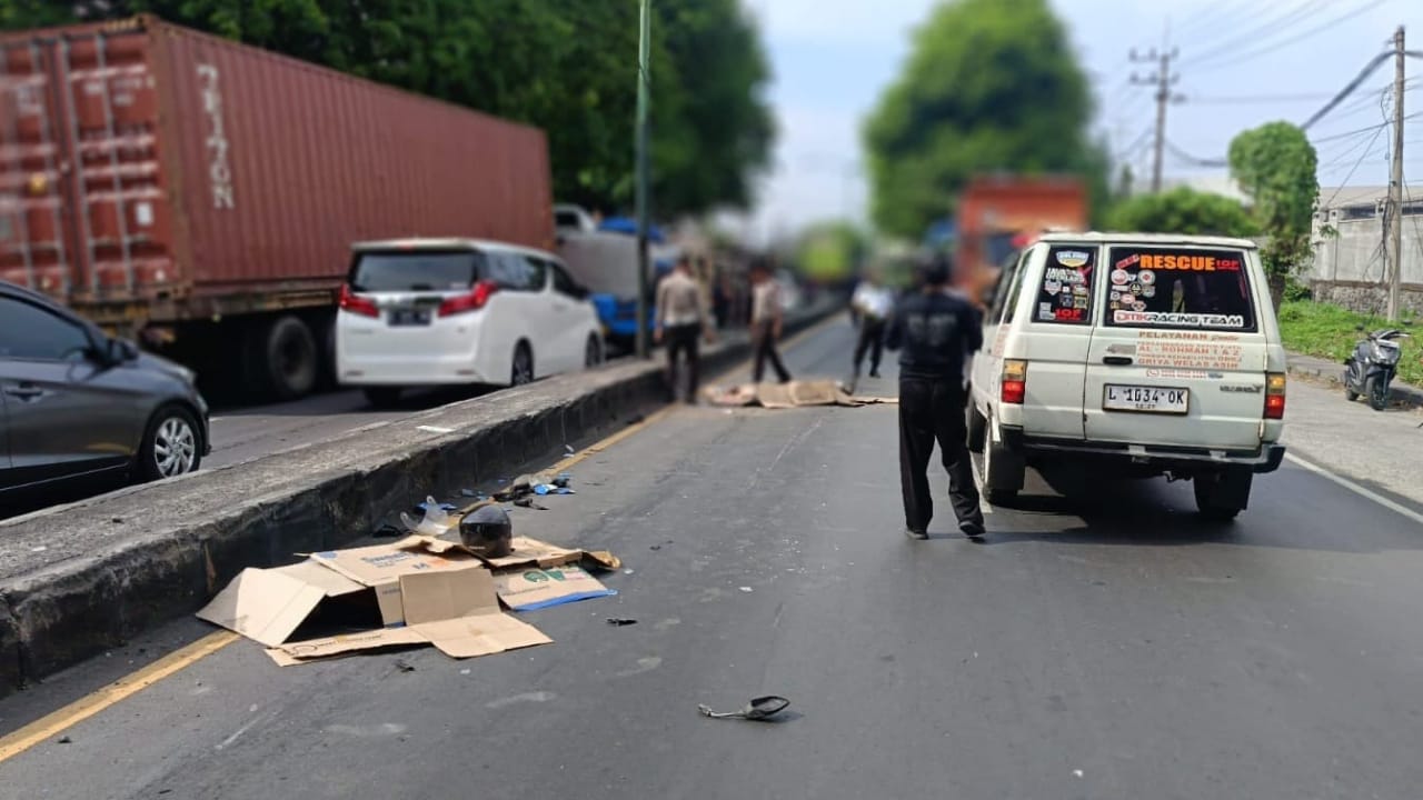 Truk Mundur Hantam 3 Sepeda Motor di Gempol, Ibu dan Anak Tewas Terlindas di Tempat