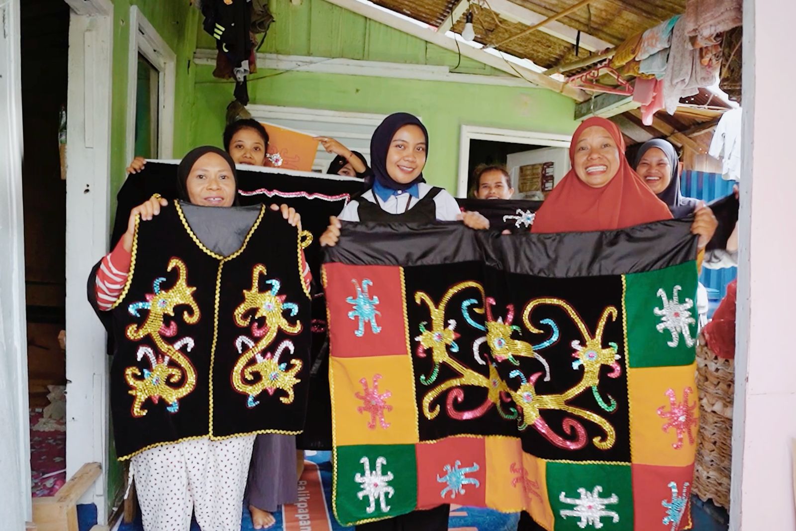 Didukung PNM, Ibu Nira Sukses Berdayakan Perempuan Lewat Usaha Baju Adat hingga Tembus Pasar Ekspor