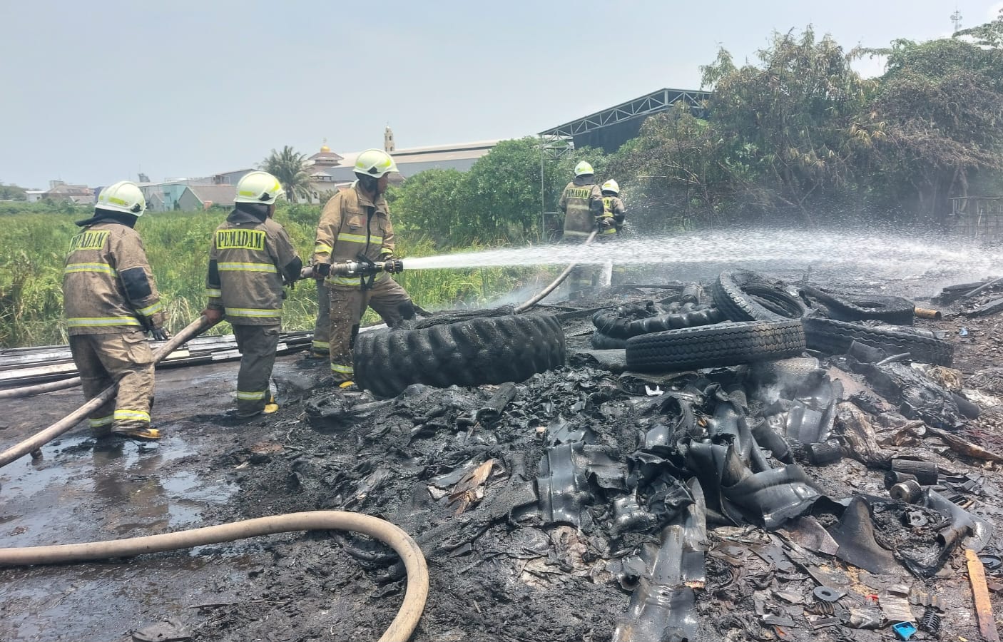 Gegara Puntung Rokok, Lapak Barang Bekas di Cilincing Ludes Terbakar