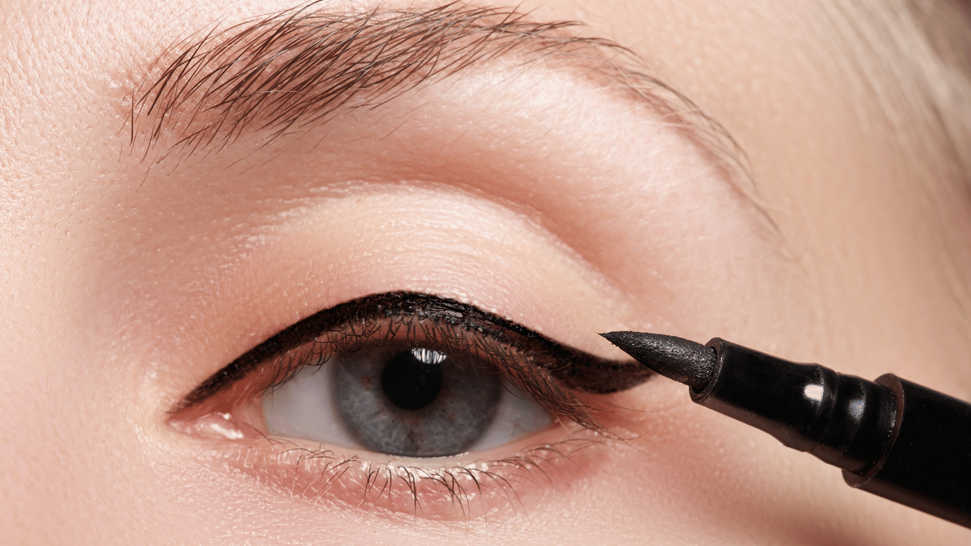 Teknik Eyeliner untuk Bentuk Mata yang Berbeda
