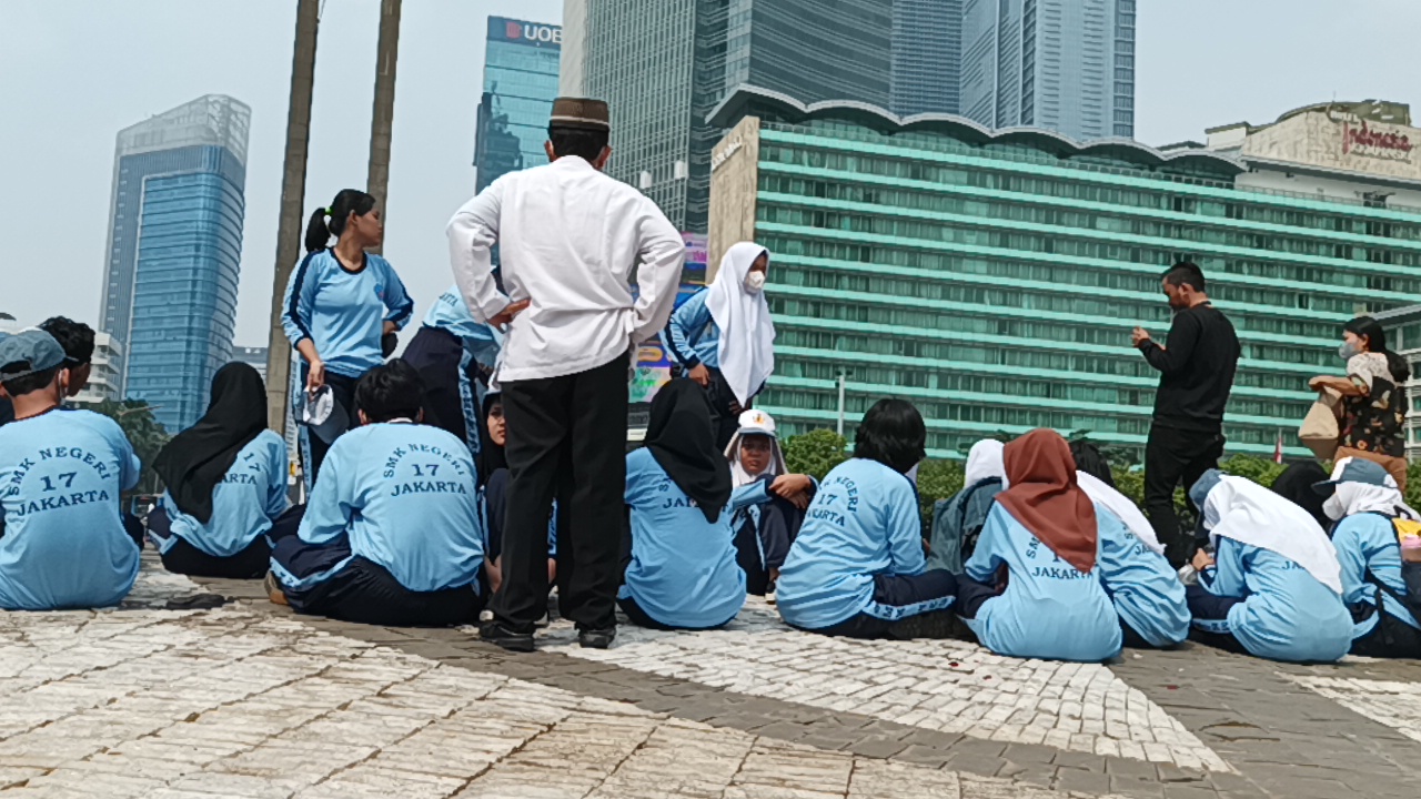 Pelajar Turut Meriahkan Arak-arakan Timnas Indonesia U-22