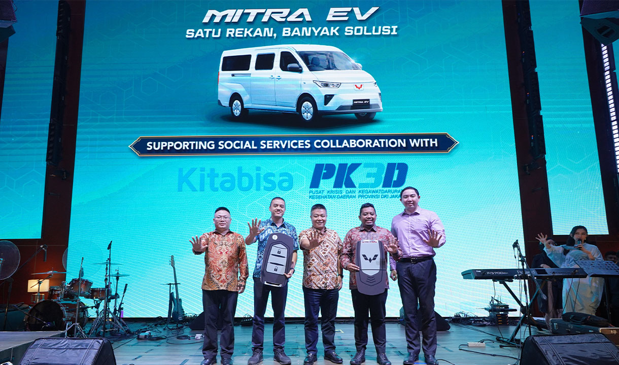 Wuling Serahkan 2 Unit Mitra EV Minibus Untuk Ambulans dan Layanan Jenazah