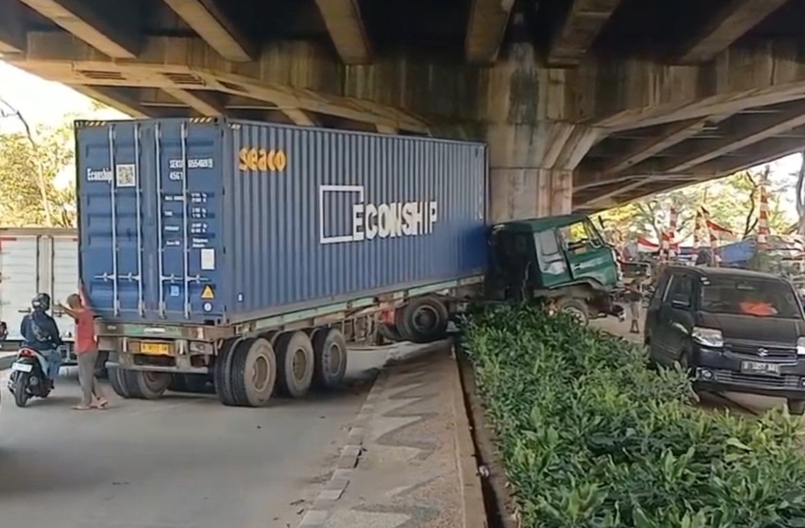 Pecah Ban, Truk Kontainer Kecelakaan Beruntun di Pademangan, Pemotor Dilarikan ke RS