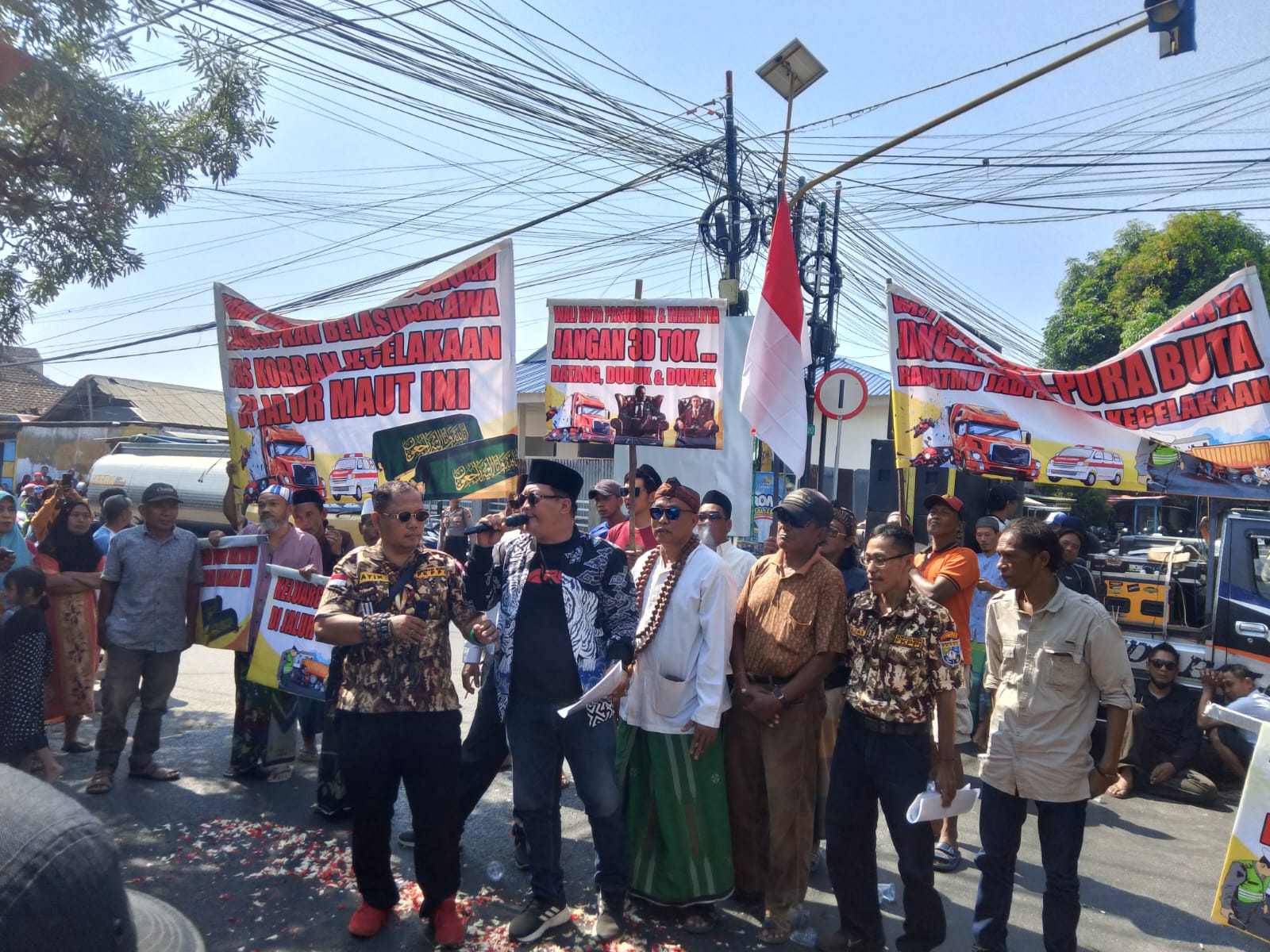 Demo Warga Blokir JLS Kota Pasuruan, Tuntut Truk Lewat Tol