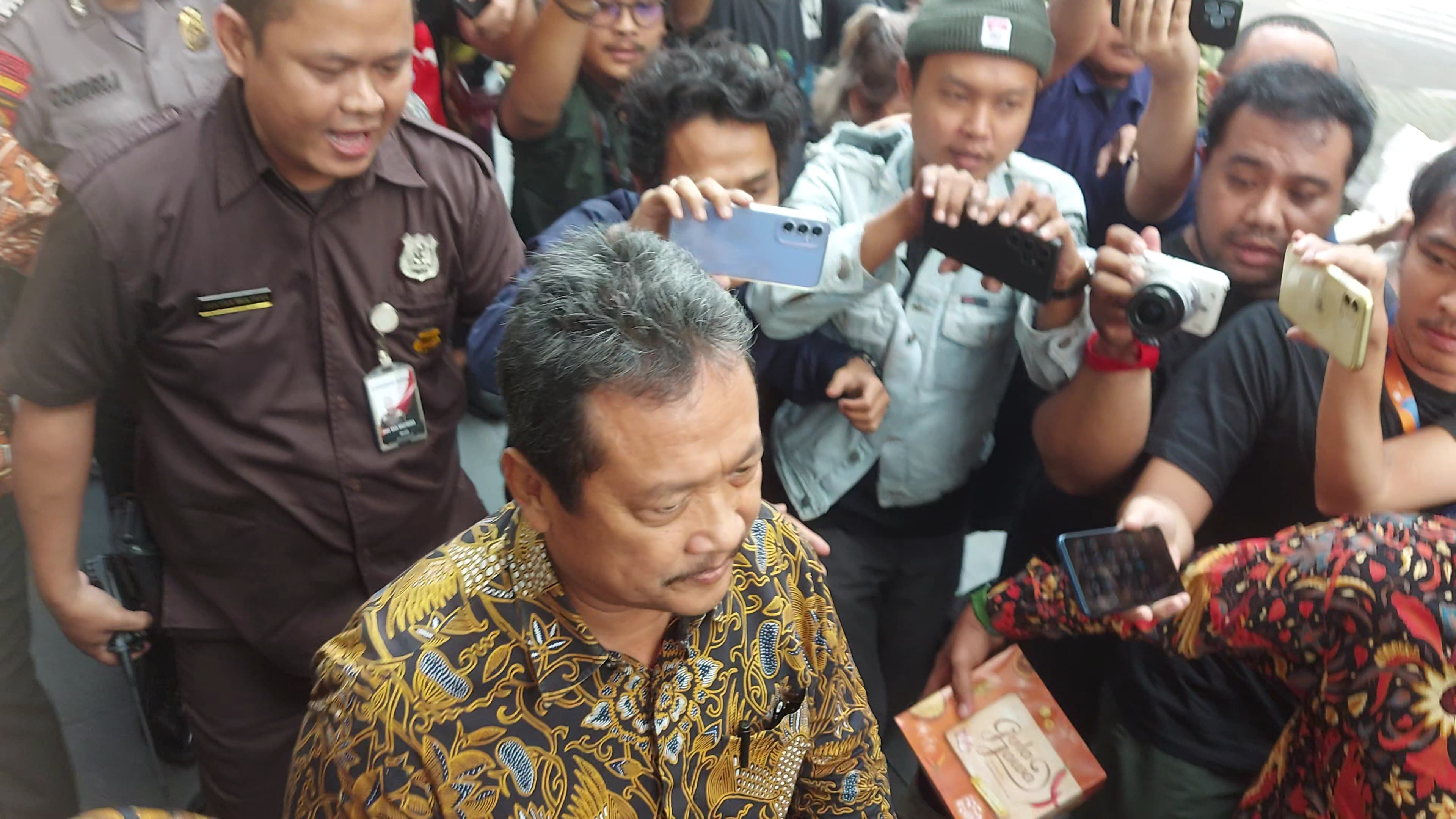  KPK Periksa Menteri KKP Sakti Wahyu: Bantah Dapat Aliran Dana Dalam Kasus Korupsi PT Telkom Dan PT TOP 