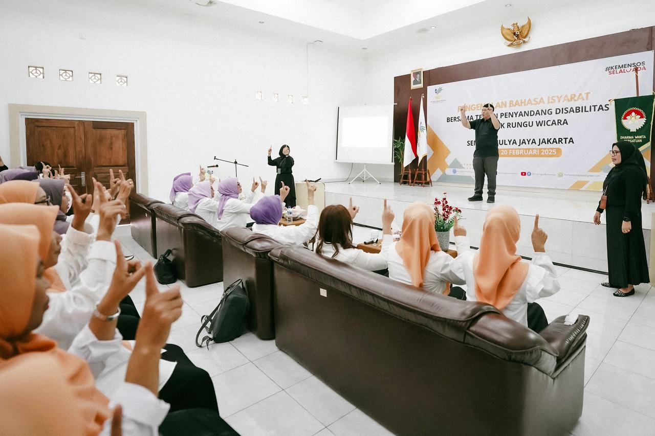 Peduli Penyandang Disabilitas Sensorik Rungu, DWP Kemensos Latih 50 Pengurus dalam Pengenalan Bahasa Isyarat