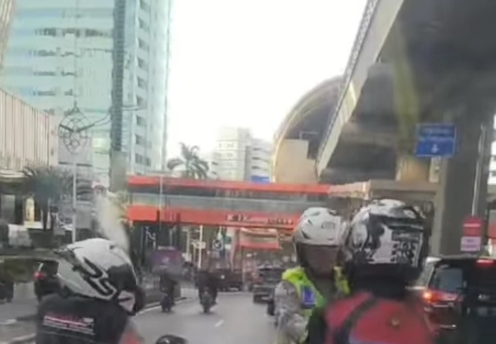 Polantas Gantikan Sepeda Motor Pengawal Ambulans ke RS Setelah Diberhentikan di Kawasan Kuningan