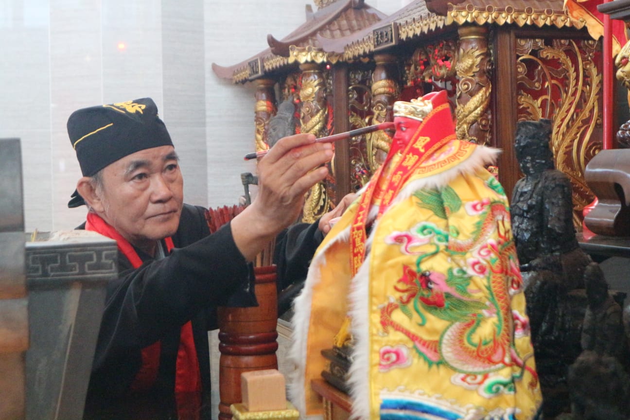 Pemindahan Kim Sin dan Prosesi Thiam Warnai Ibadah Pertama di Kelenteng Poo An Kiong, Blitar