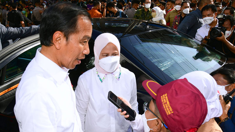 Sorotan Publik Pada Iriana Jokowi Disebut Pose 2 Jari Kala Warga Teriaki Ganjar Presiden di Salatiga