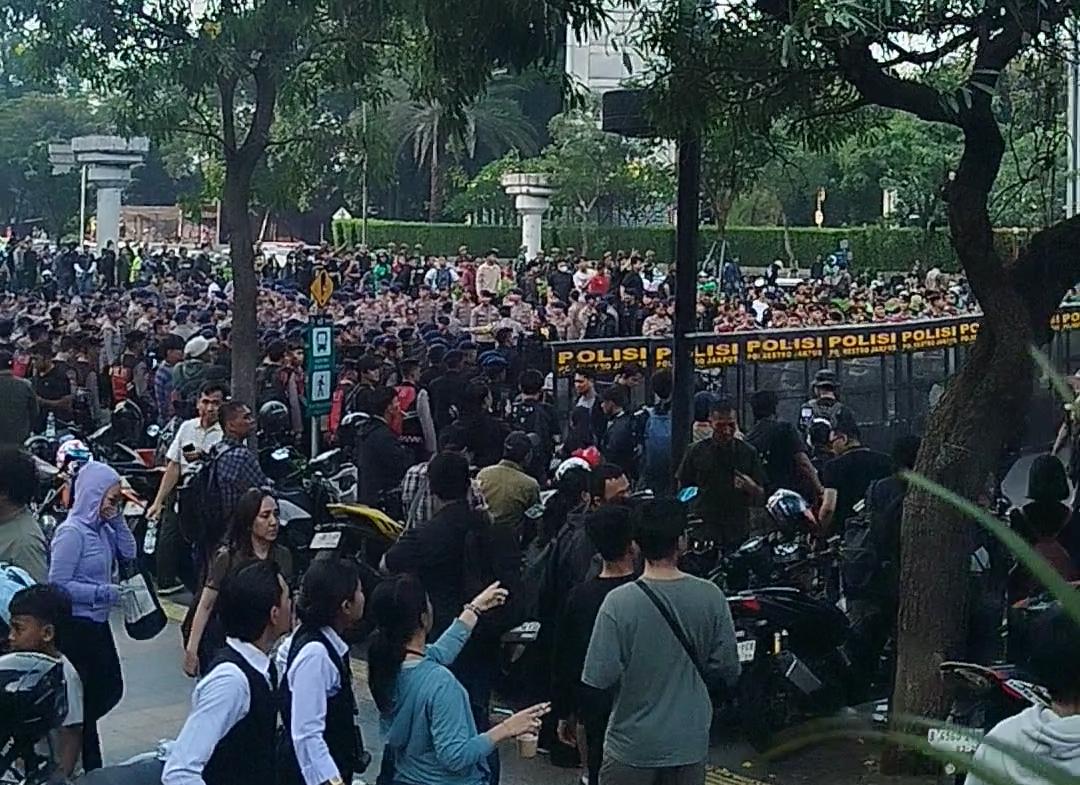 Aksi Demonstrasi BEM UI Ricuh di Sudirman, Massa Coba Tembus Barikade Polisi