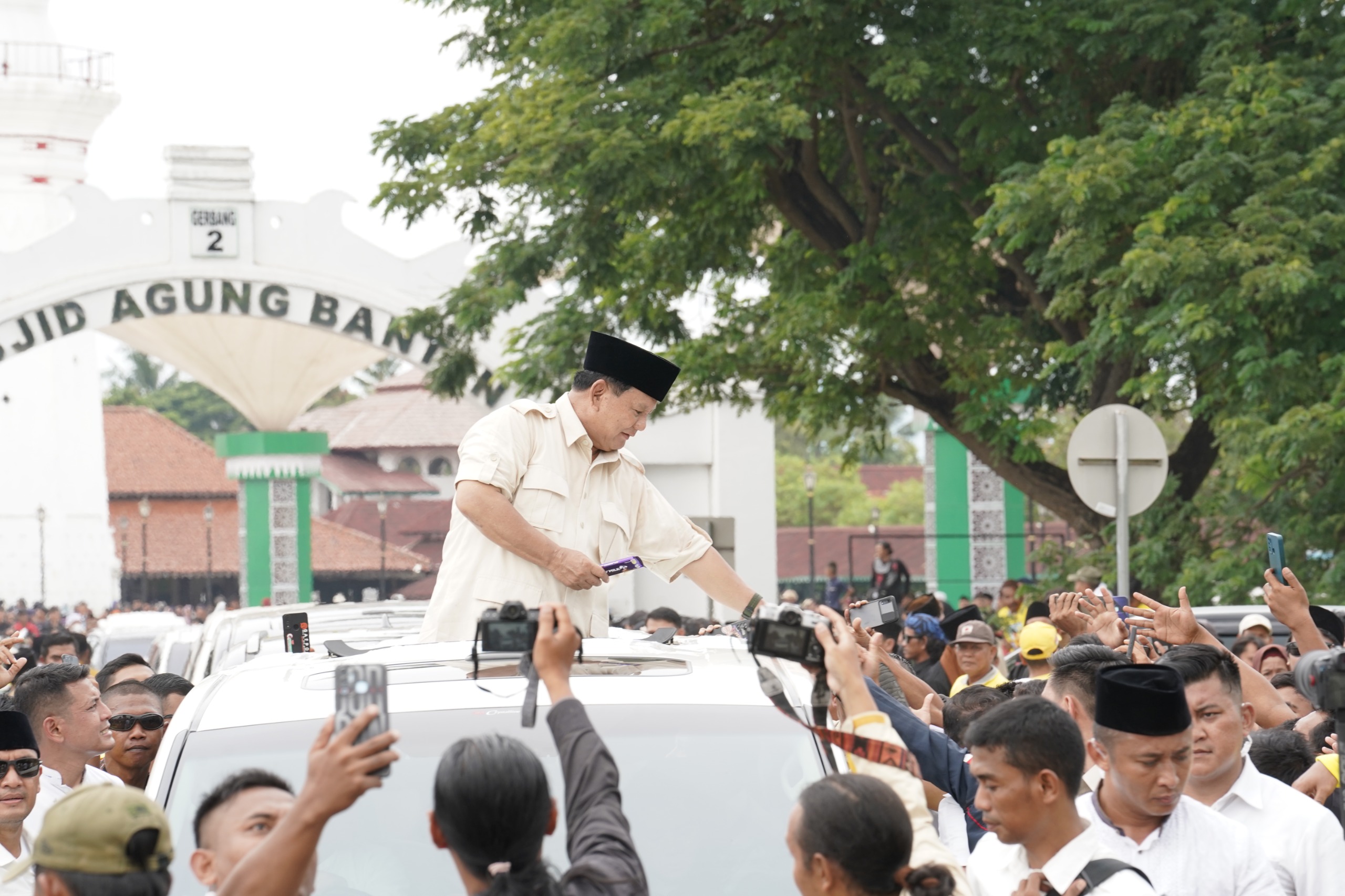 Silaturahmi Prabowo di Banten: Berbagi Cokelat dan Kebahagiaan