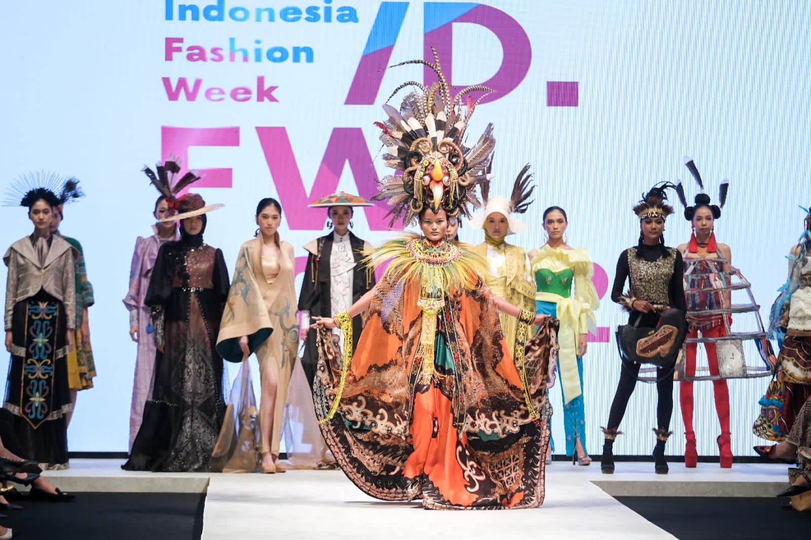 Lewat IFW 2022, Wamenparekraf Dorong Perkuat Digitalitas di Industri Fesyen Nasional
