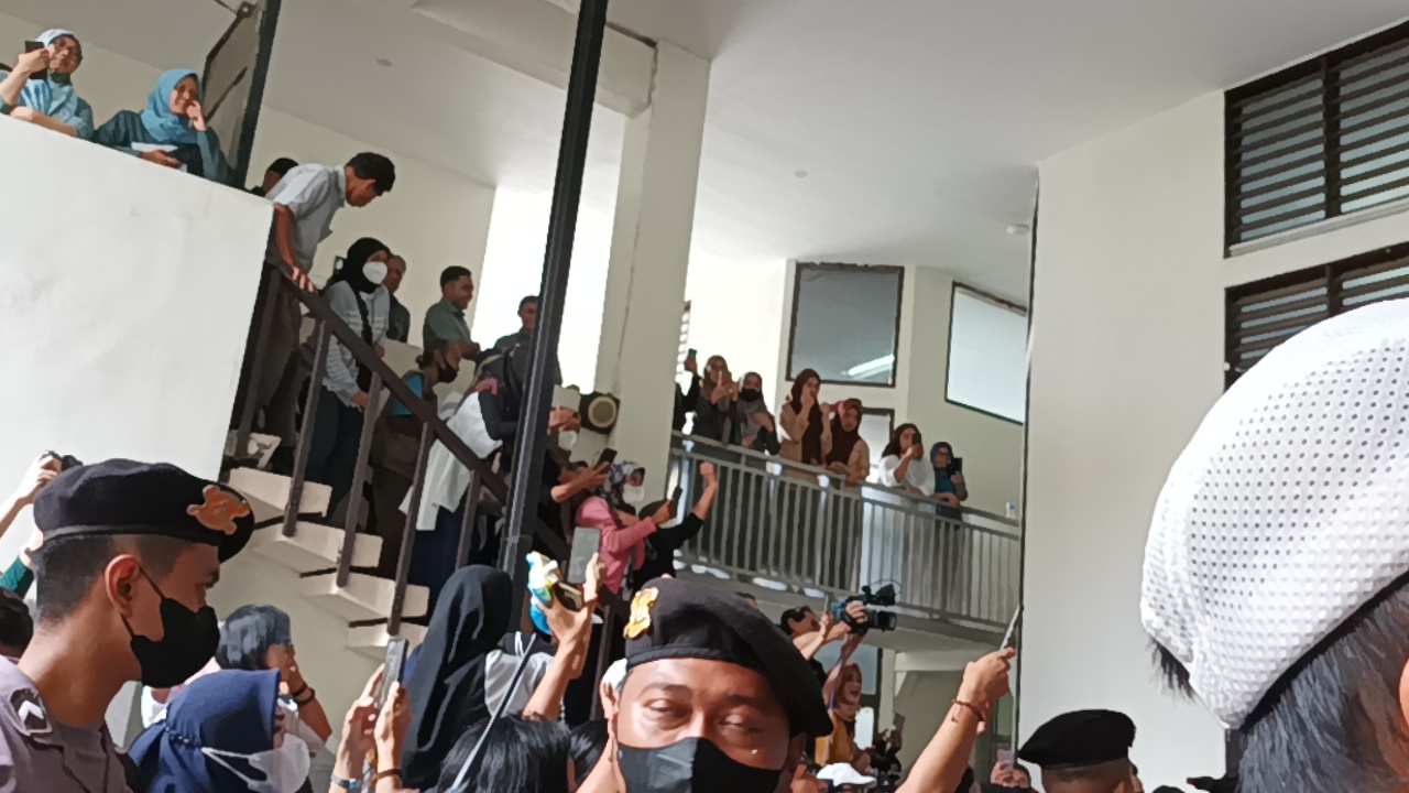 Fans Bersorak hingga Nyanyikan Indonesia Raya Usai Bharada E Divonis 1,5 Tahun Penjara