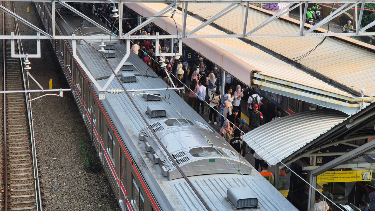 4 Stasiun KRL Dijaga Ketat Personel TNI/Polri Jelang Demo di Gedung DPR Hari ini 