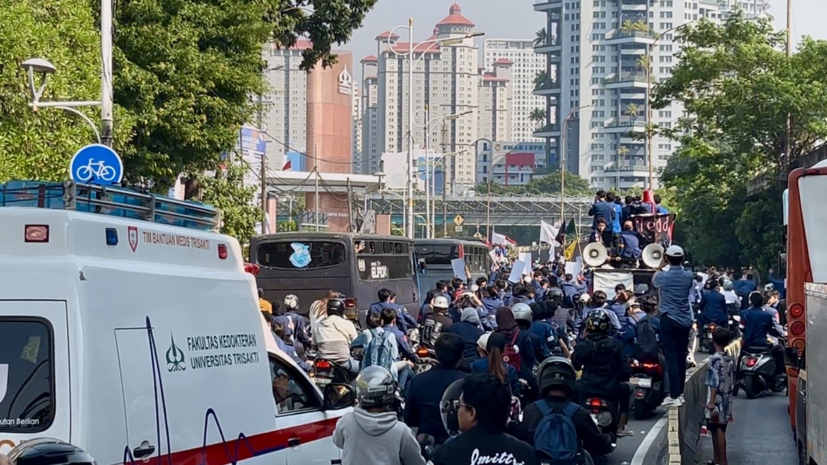 Hindari Jalan Ini, Mahasiswa Trisakti Mulai Bergerak Ke Gedung DPR