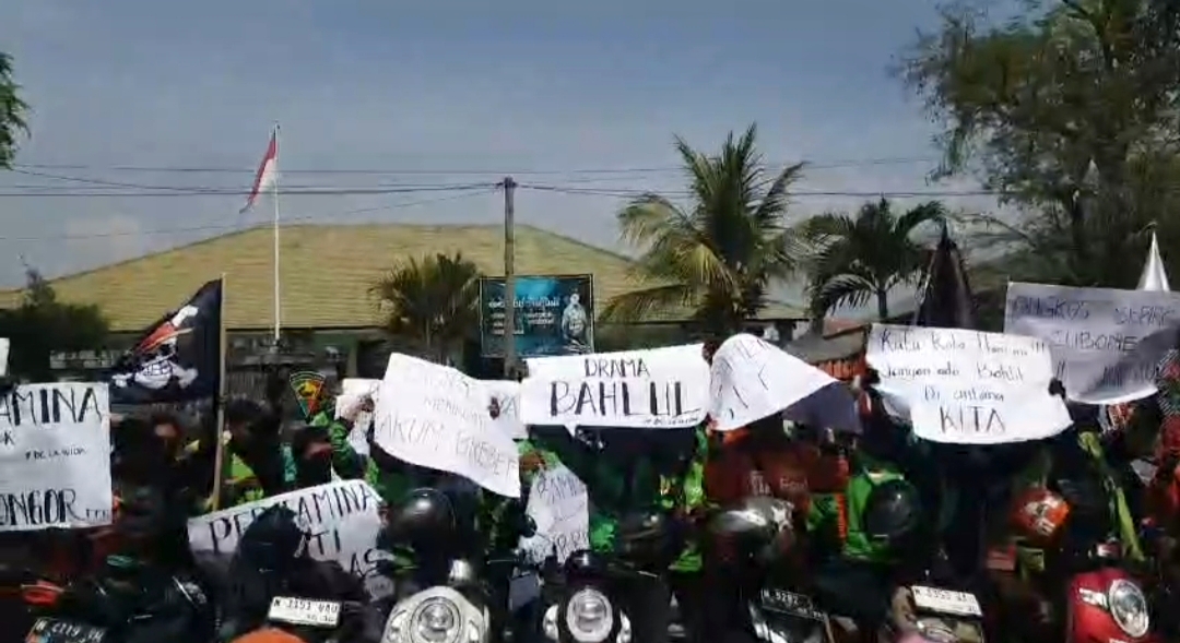 Keluhan Motor Brebet Tidak Digubris Pertamina, Ratusan Ojol Geruduk DPRD Kota Pasuruan 