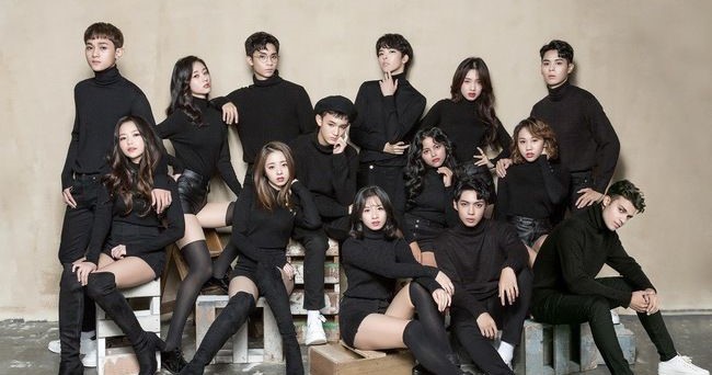 Outfit Serbahitam Jadi Andalan Dunia Fashion Modern, Ini Alasannya!
