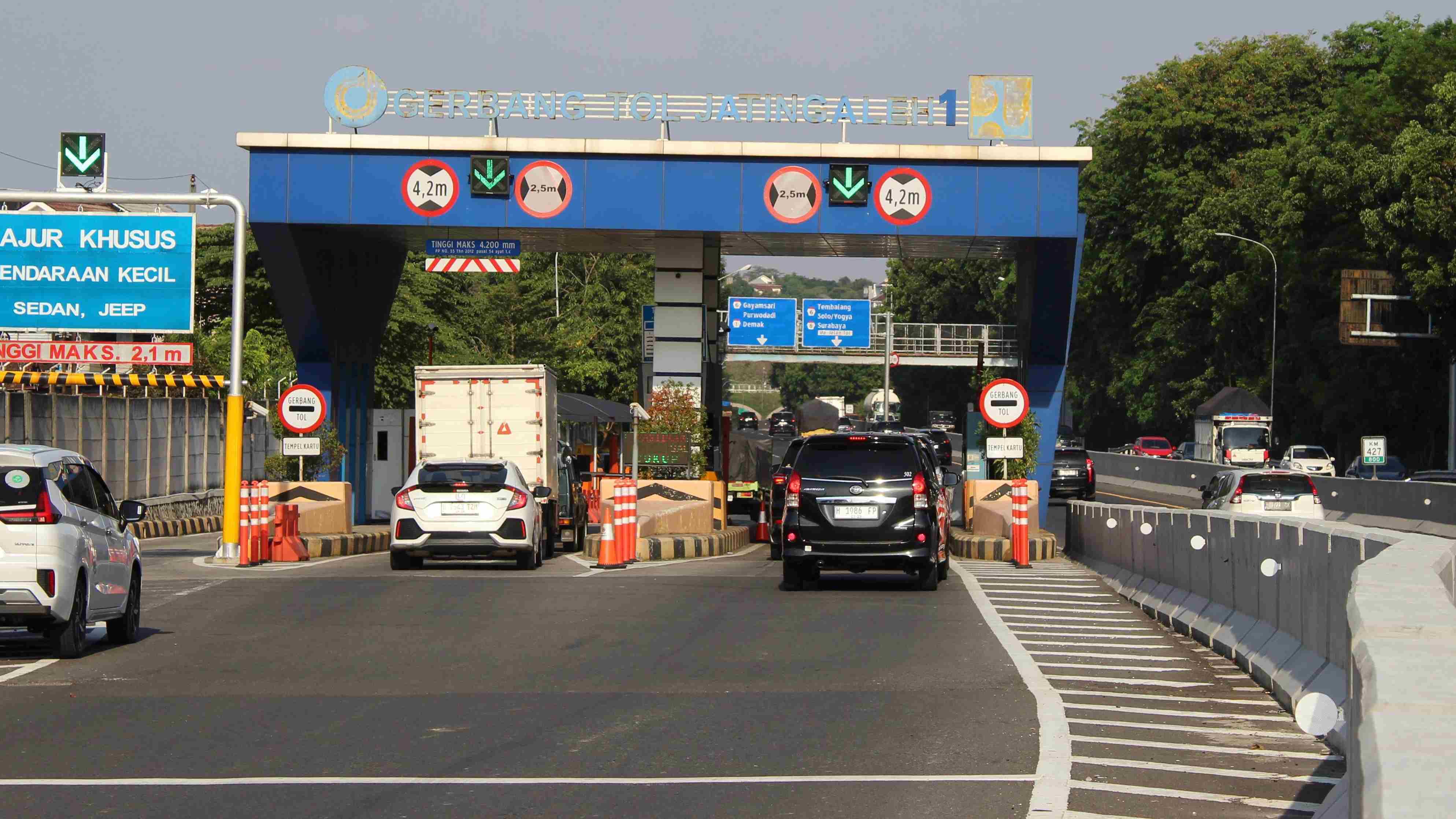 Suasana Mudik Makin Terlihat, 120 Ribu Mobil Lintasi Ruas Tol Semarang ABC