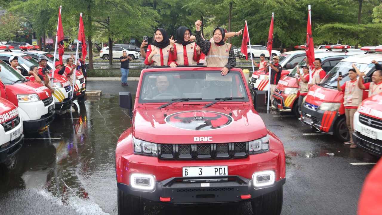 Tanggap Bencana, Tri Rismaharini Apresiasi Sopir Ambulans yang Bekerja Tanpa Libur dan Tanpa Pamrih