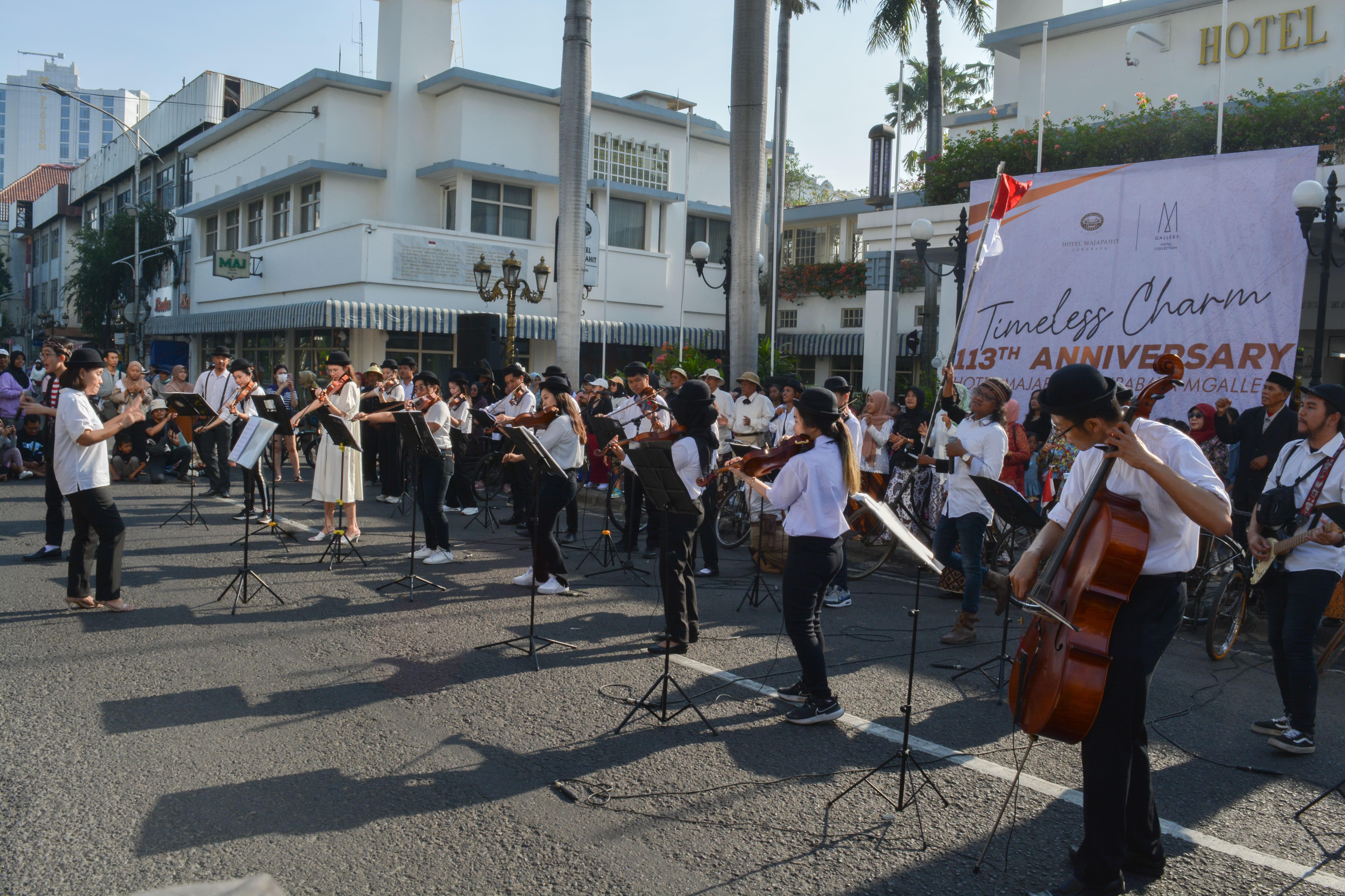 Teatrikal Perobekan Bendera Satukan Komunitas-Komunitas Seni di Surabaya