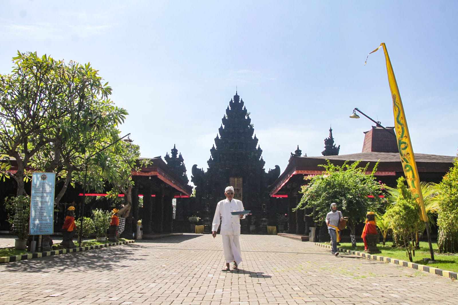 Pura Agung Jagat Karana Raih Juara 1 Kategori Culture and Religion Based Tourism dalam Surabaya Tourism Awards 2025