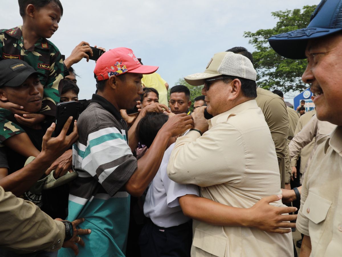 Prabowo Peluk Warga Karawang, Momen Hangat Kunjungan Presiden