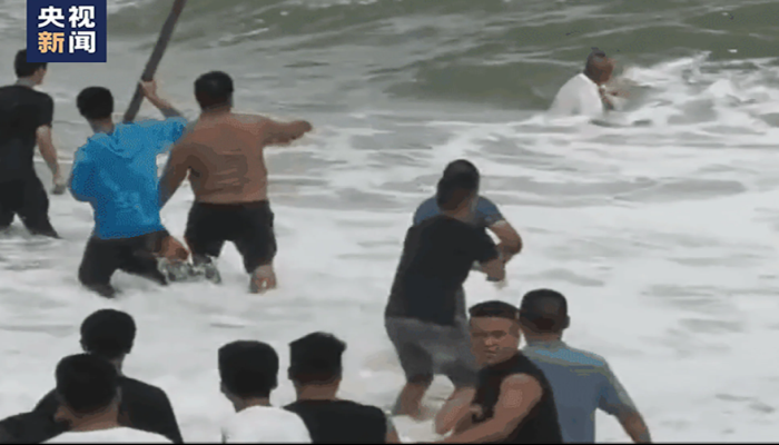 Aksi Heroik Tiga Pria Bahu Membahu Demi Selamatkan Bocah 4 Tahun dari Gulungan Ombak Laut