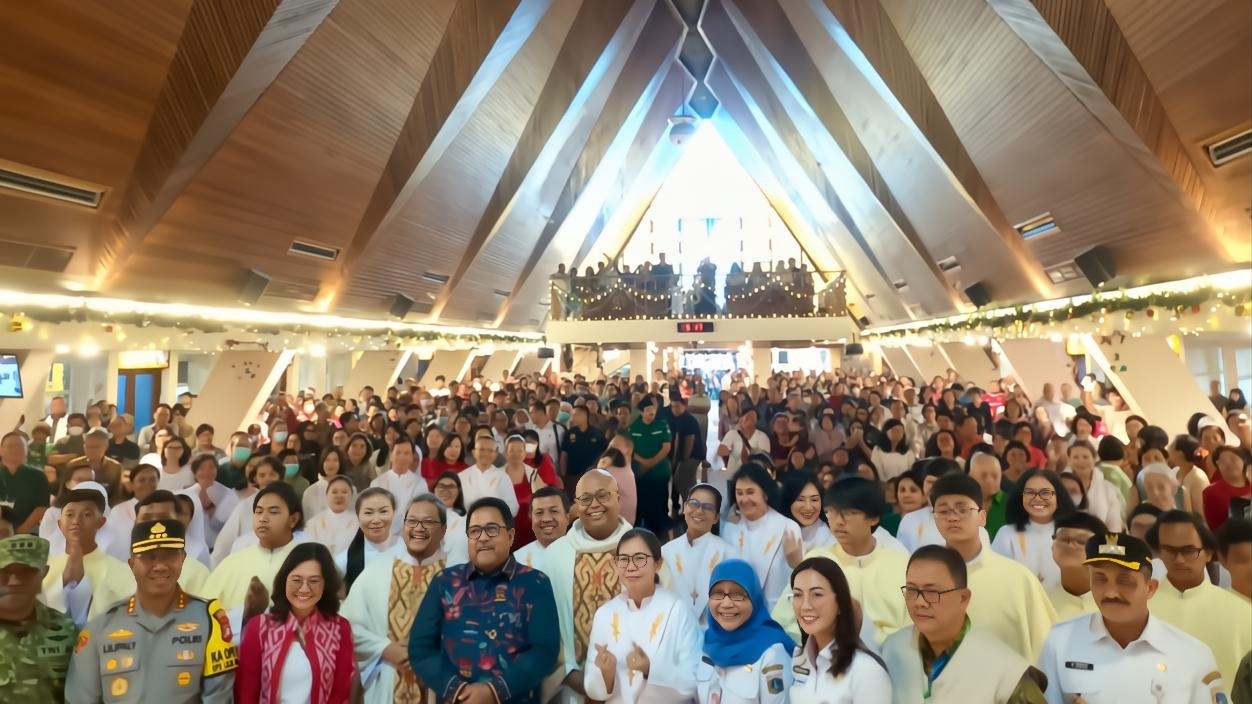 Hadiri Misa Natal, Bang Doel Ajak Jemaat Doakan Korban Bencana Alam