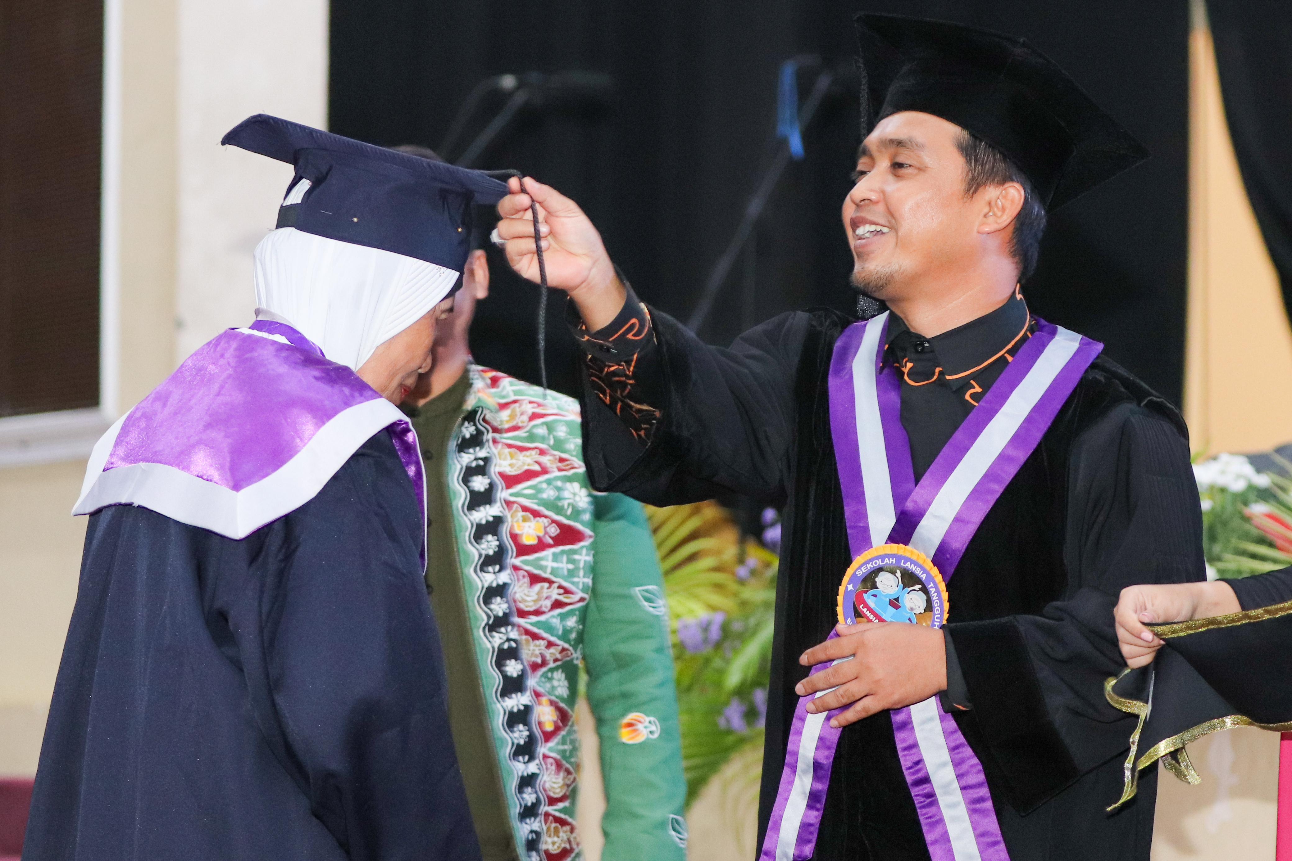 625 Lansia Diwisuda Plt Wali Kota Pasuruan 