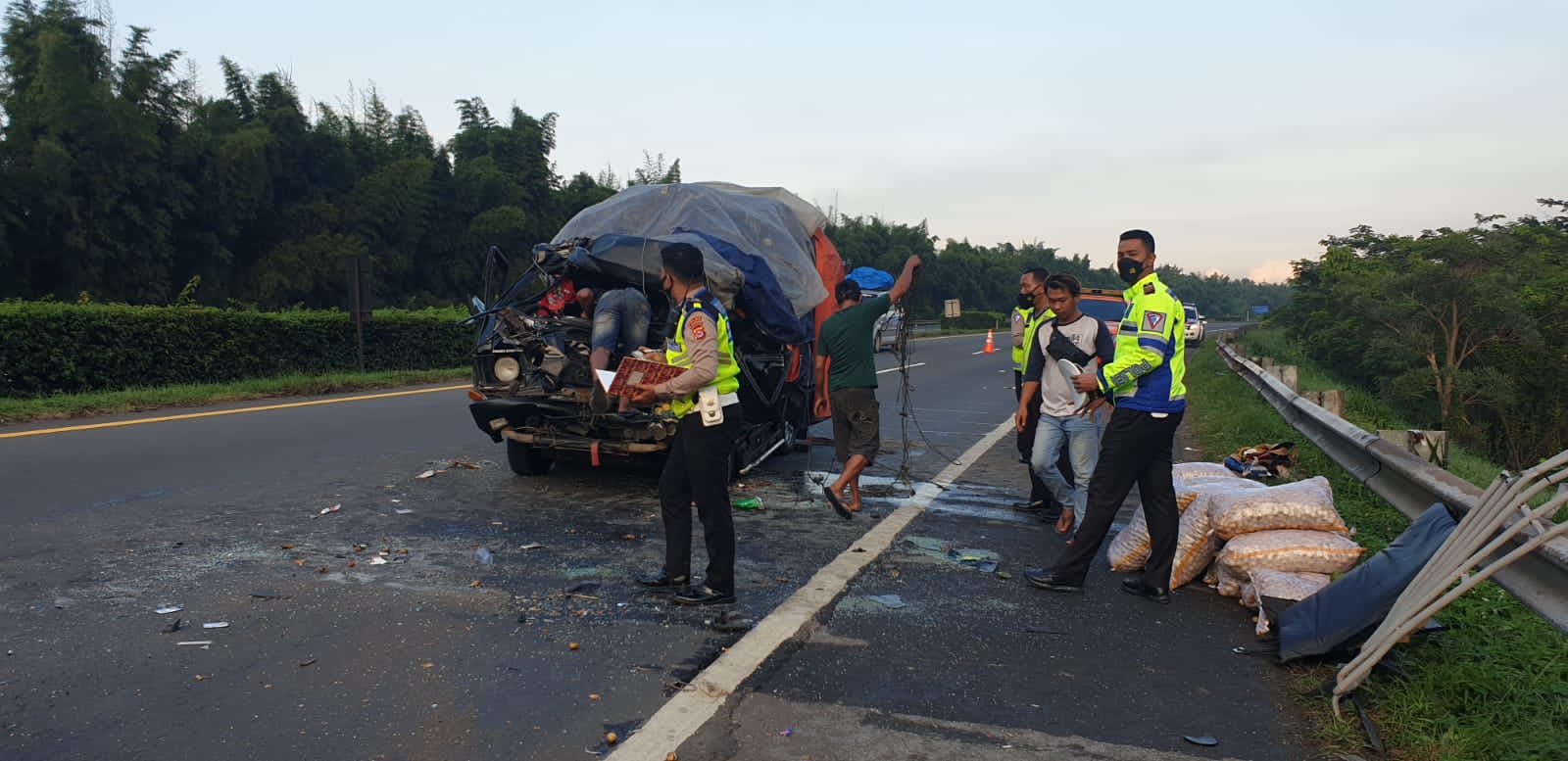 Pickup Tabrak Truk Mogok Kehabisan BBM di Jalan Tol Tangerang-Merak