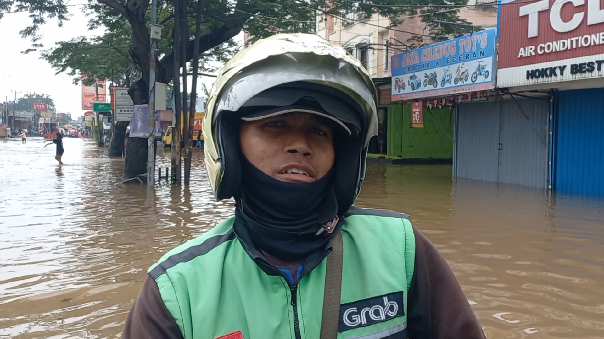Cerita Ojol, Motor Mogok Karena Nekat Terobos Banjir di Ciledug Indah