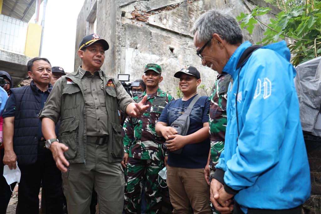Kunjungi Sumedang, Kepala BNPB Serahkan Bantuan DSP, Pastikan Penanganan Korban Gempa Berjalan Baik