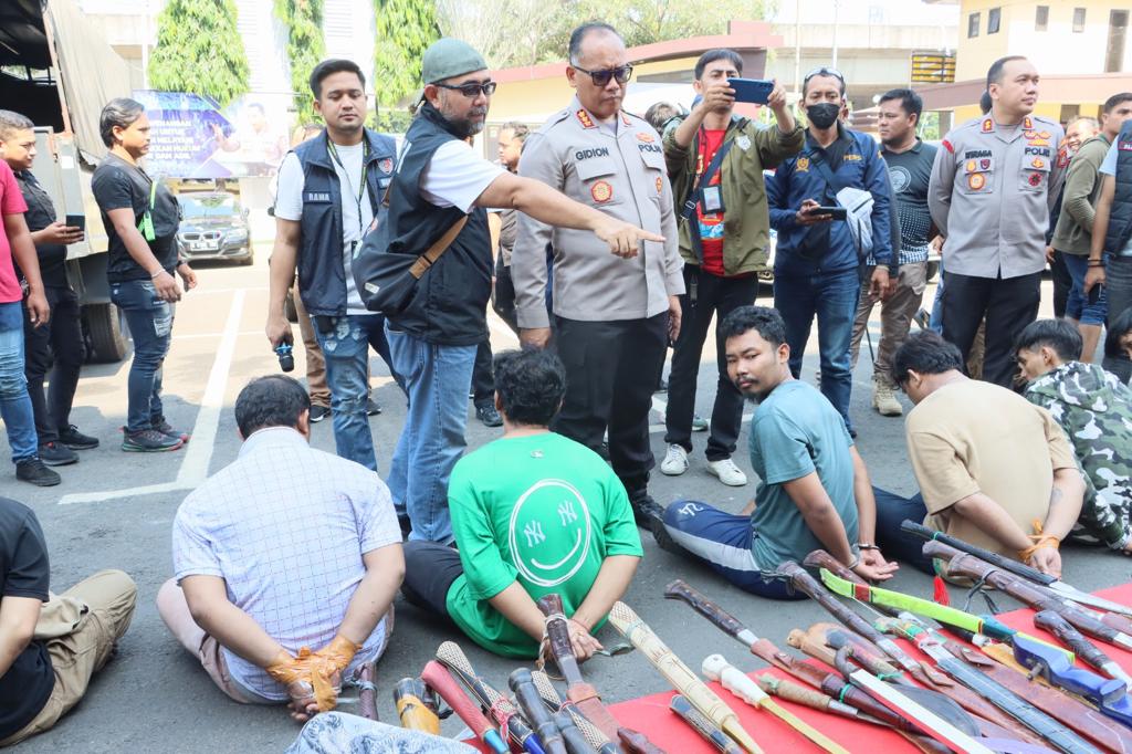 Polisi Amankan 34 Orang di Penggrebekan Kampung Bahari