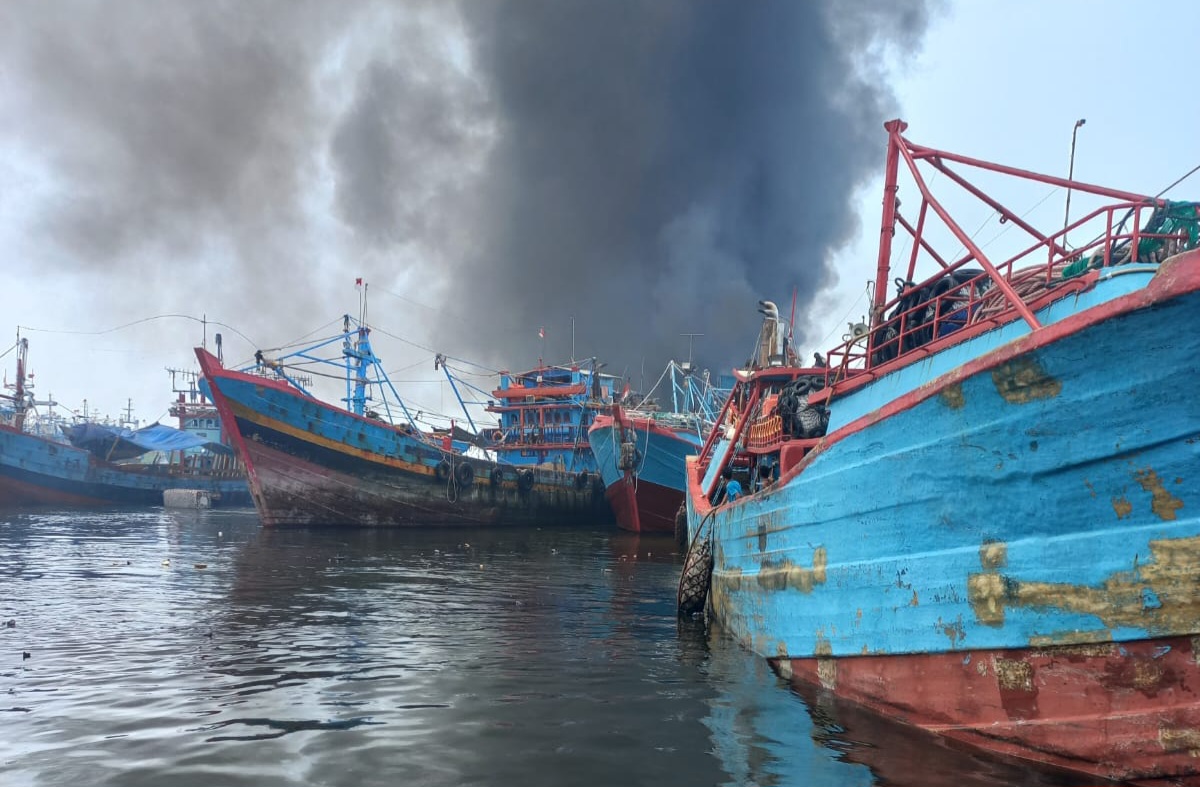 2 Kapal di Pelabuhan Muara Baru Kebakaran, Gulkarmat Kerahkan 8 Unit Damkar